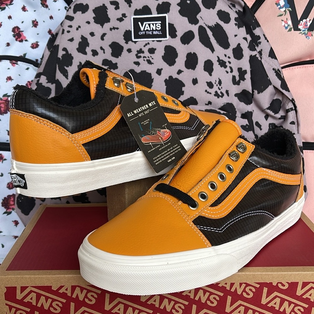 Vans WMNS Old Skool Mte (Mte) Apricot/Black
VN0A348F2NF
Sneakers